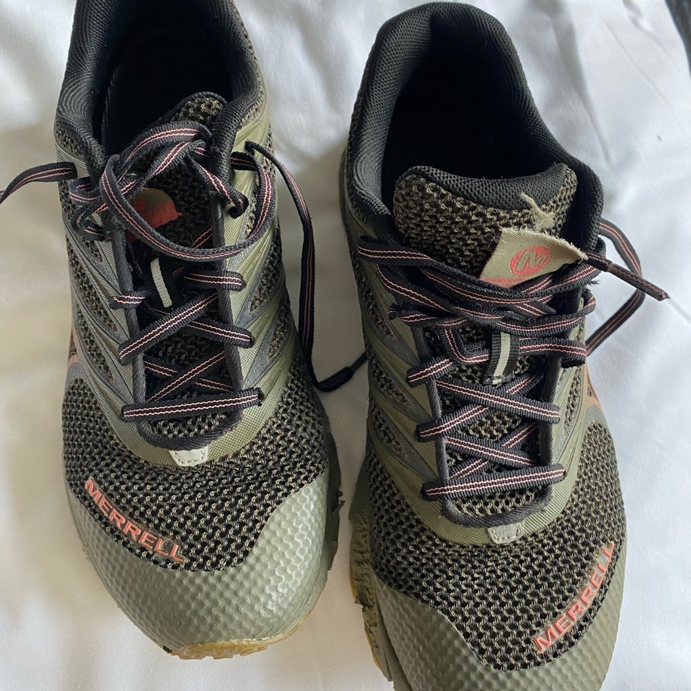Regular ole’ tennis shoes. Cute with jeans, good city walkers.